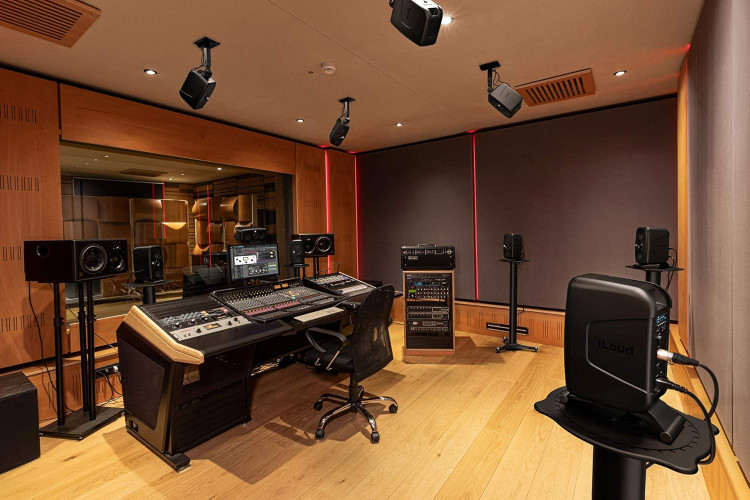 Speaker Monitoring IK Multimedia iLoud MTMاسپیکر مانیتورینگ