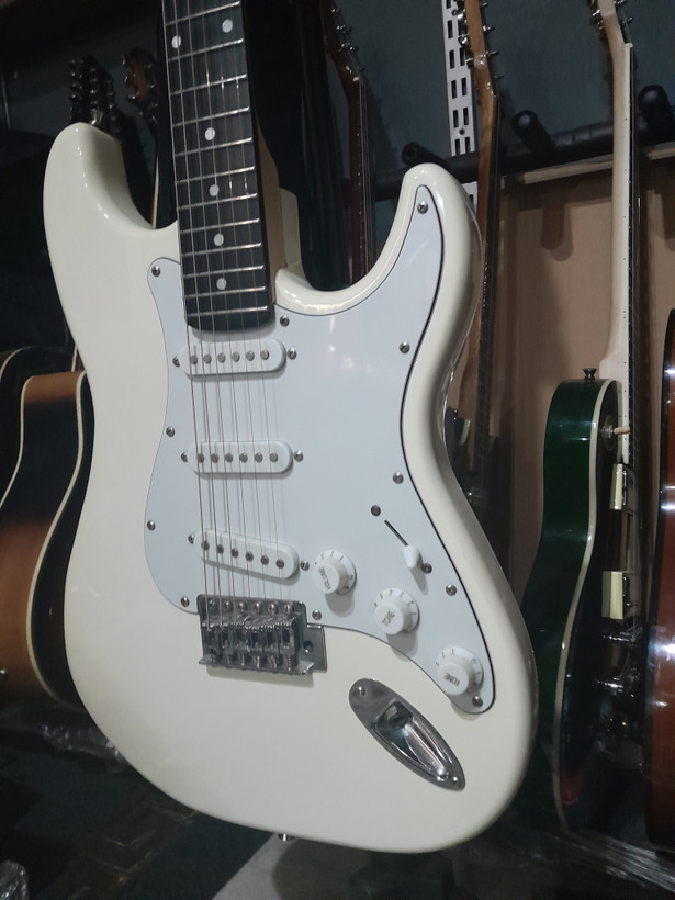 گیتار الکتریک Fender Stratocaster (ساخت چین)استوک