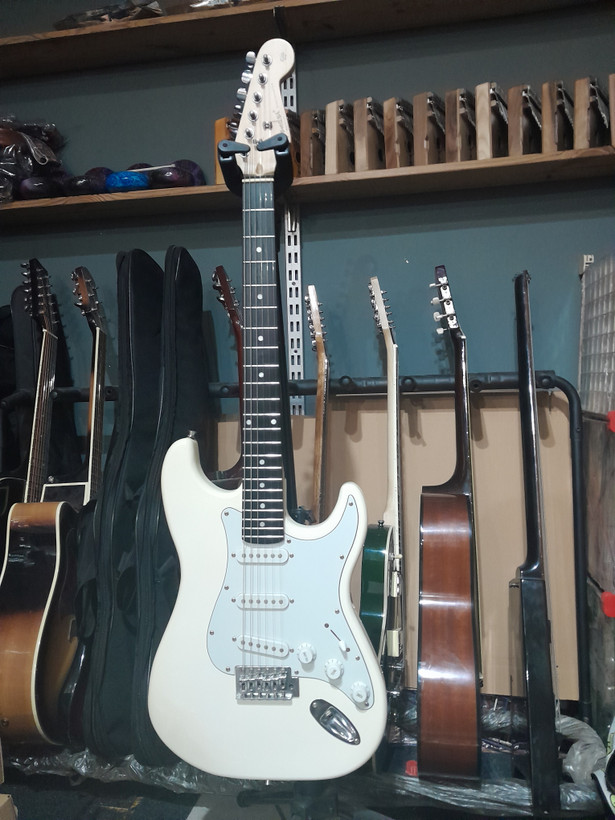 گیتار الکتریک Fender Stratocaster (ساخت چین)استوک